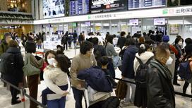 Люди в аэропорту в Японии