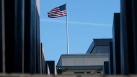 Флаг США установлен на здании