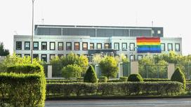 Флаг ЛГБТ на здании посольства США в Нур-Султане