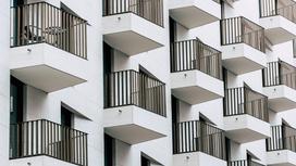 балконы квартир в многоэтажном здании