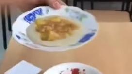 Еда на тарелке в колледже в Павлодаре