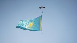 Парашютист раскрыл флаг Казахстана в небе