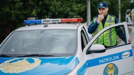 Полицейский автомобиль на дороге