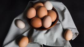 Яйца в миске и на салфетке