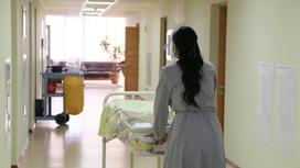 женщина в больничном коридоре