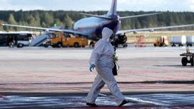 Человек в костюме санитара разгуливает по территории аэропорта