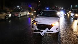 Разбитая машина на дороге в Алматы