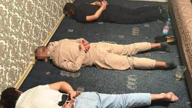 Задержанные подозреваемые лежат на полу