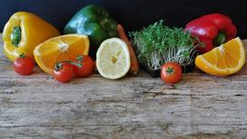 Фрукты и овощи на столе