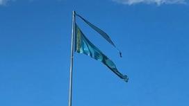 Порванный флаг в Талдыкоргане