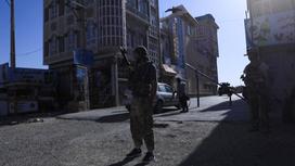 Вооруженный афганский солдат на улице Кабула