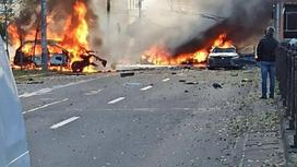 Машины горят после взрыва
