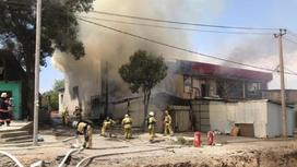 Пожарные тушат загоревшийся магазин