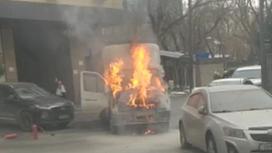 Автомобиль горит на улице в Алматы