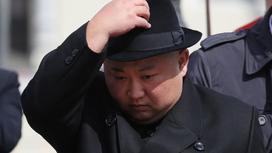 Ким Чен Ын держит черную шляпу
