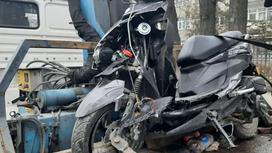 Мопед, поврежденный в аварии в Алматы