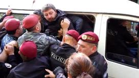 Красные береты задерживают участника протестов в Ереване