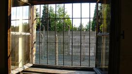 Решетка на окнах тюрьмы
