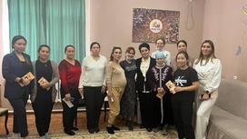 Салтанат Турсынбекова фотографируется с матерями-одиночками
