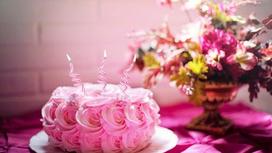розовый торт и букет цветов