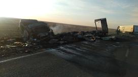 Разбитые фуры на трассе в Актюбинской области