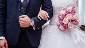 невеста держит под руку жениха