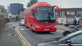 Клубный автобус "Ливерпуля" заблокировали, но он оказался пуст