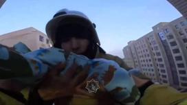 Спасатель держит на руках младенца