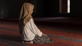 Девочка молится в мечети