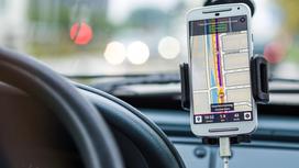 Телефон с приложением Google Maps в машине