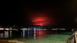 Красное зарево извержения вулкана на горизонте
