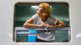 Девушка в окне поезда