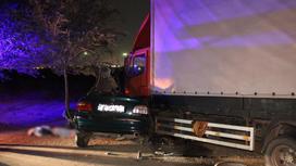 Поврежденные легковушка и грузовик, попавшие в аварию в Алматы