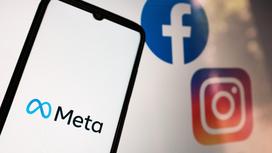 Логотип Meta на экране смартфона с логотипами Facebook и Instagram