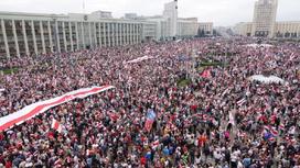 Протестующие в Беларуси с флагами