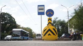 Знак автобусной остановки установлен на улице Алматы