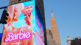 Постер фильма "Барби" на экране в Нью-Йорке