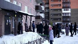 Жители Петропавловска стоят перед домом
