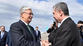 Қасым- Жомарт Тоқаев Түркістан әуежайын Гурбангулы Бердімұхамедовті қарсы алуда