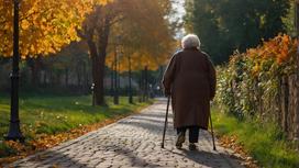 Пожилая женщина идет по улице