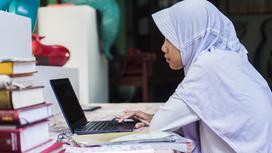 Девочка в хиджабе учится