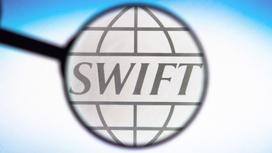 Логотип SWIFT за увеличительным стеклом
