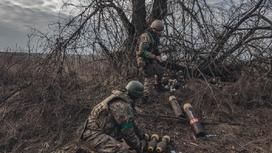Украинские военные с боеприпасами