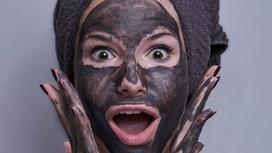 Девушка в маске из активированного угля