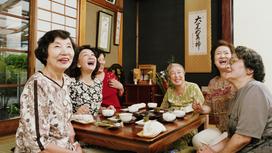 Японки сидят за столом