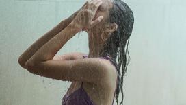 Девушка принимает душ