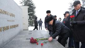 Возложение цветов к мемориалу "Тазгым" в Алматы