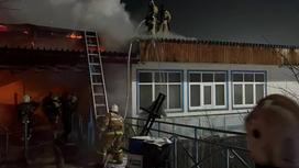 Пожарные тушат пожар на теплоходе и дебаркадере