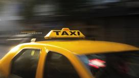 Автомобиль сервиса такси