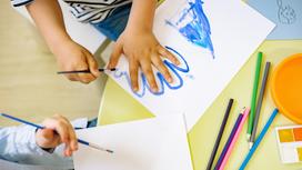 Дети рисуют красками на бумаге